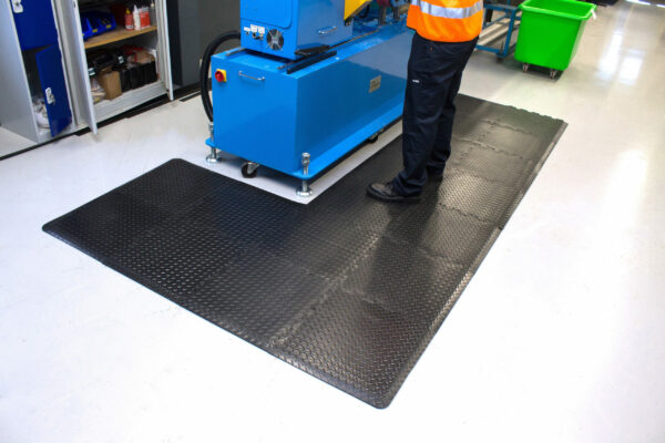Diamond detailing anti-fatigue mat next to a packing station